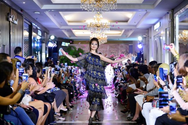 Sekitar majlis pertunjukan fesyen Zandra Rhodes London di Alta Moda Kuala Lumpur. Foto -Arkib Wanista