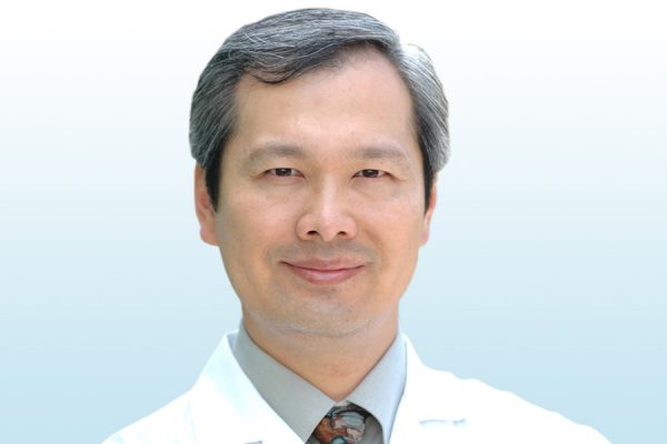 Dr. Mao Shing Ni, L.Ac., D.O.M., Ph.D, Dipl. C.H., ABAAP serta penulis buku kesihatan popular Secrets of Longevity.