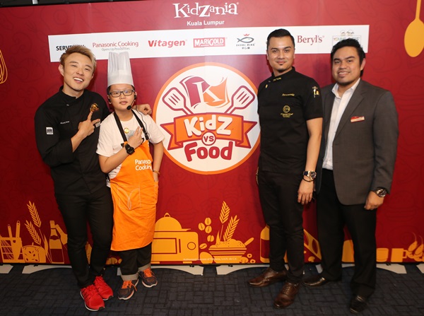 Abang Brian, Dato' Fazley Yaakob bersama Shahrul Nizar Ahmad, Datuk Bandar KidZania Kuala Lumpur di pelancaran program 'KidZ Vv Food'. Foto - arkib Wanista.con
