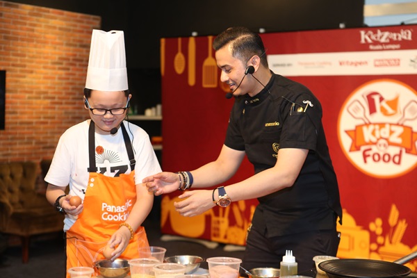 Dato' Fazley tidak lokek berkongsi ilmu masakan. Foto - arkib Wanista.com
