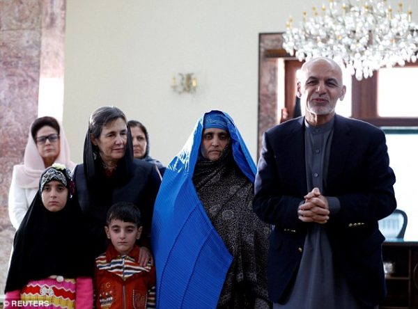 Sharbat Gulla bersama empat anaknya telah disambut oleh Presiden Afghanistan, Ashraf Ghani. Foto - www.dailymail.co.uk