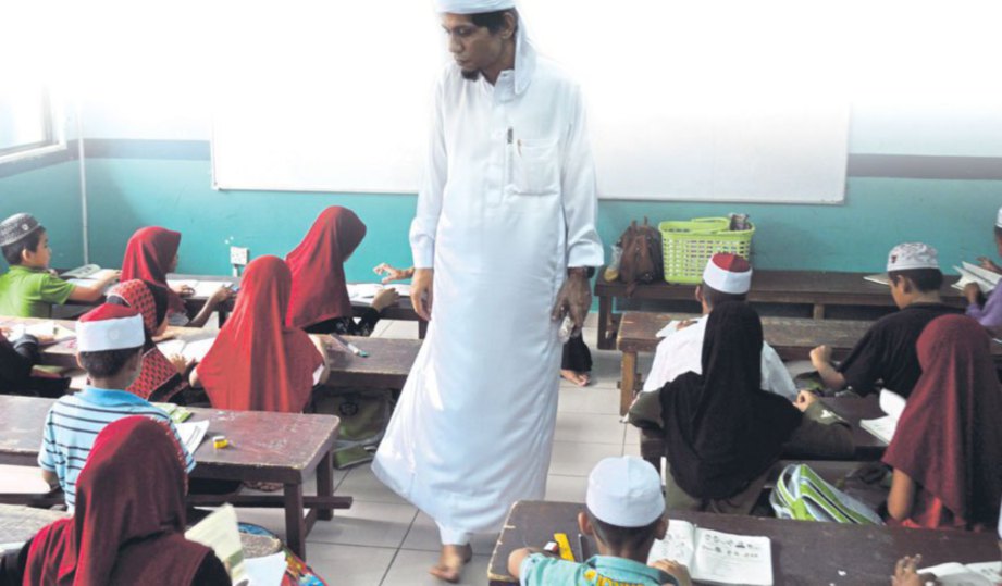 Guru mengajar penghuni Madrasah Hashimiah. Foto - Harian Metro