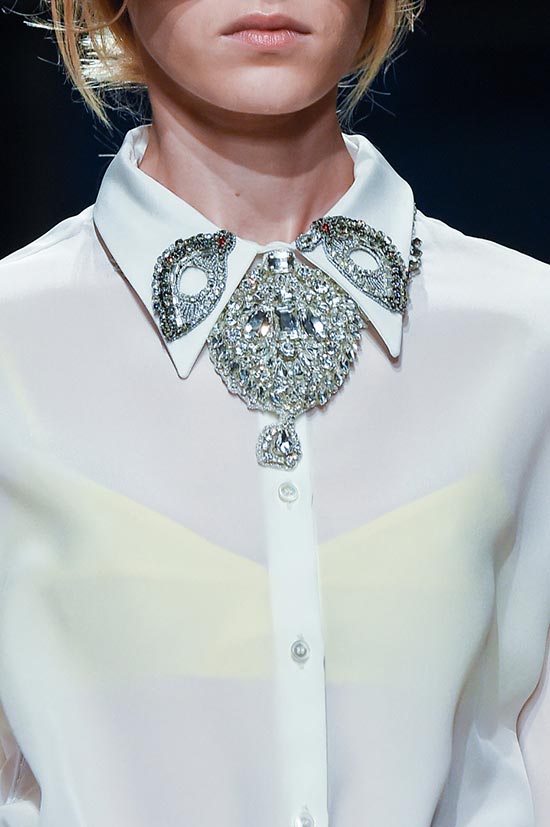 spring_summer_2016_trend_of_brooches_rochas_on_the_collar