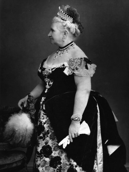 Cambridge Lover's Tiara sebenar dipakai oleh Augusta Caroline. Sumber: HULTON ARCHIVE/GETTY IMAGES