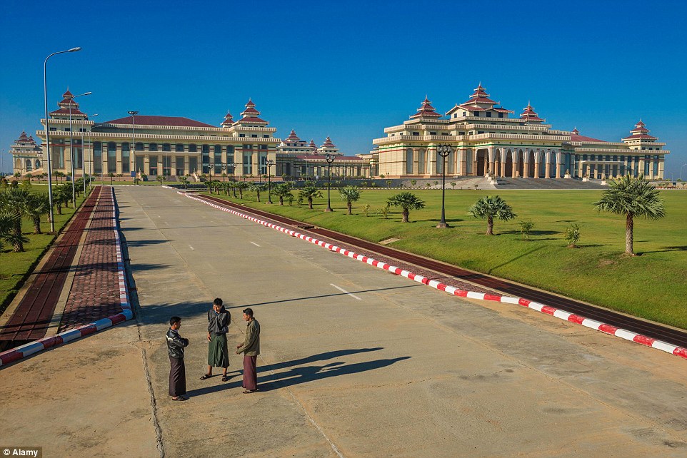 Bangunan kerajaan di Naypyidaw. Foto - www.dailymail.co.uk