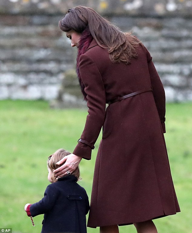 Lihat ibu jari Kate berplaster, gambar dirakam ketika beliau berjalan bersama Puteri Charlotte ke gereja. Foto - Daily Mail