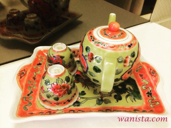 Set tea pot dengan corak peranakan. Foto - Arkib Wanista