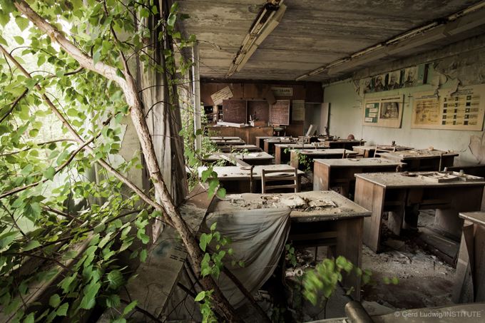 Sebuah bilik darjah terbiar. Foto - The Long Shadow of Chernobyl