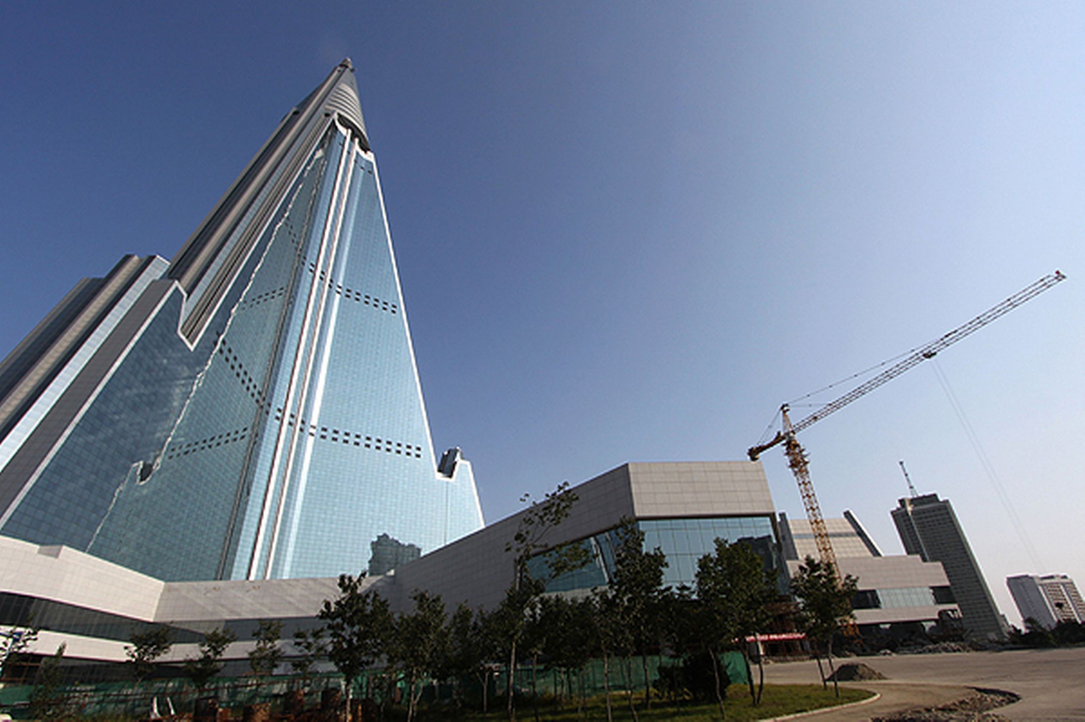 Hotel Ryugyong juga pernah tersenarai didalam reka bentuk bangunan paling hodoh. Foto - Sobify