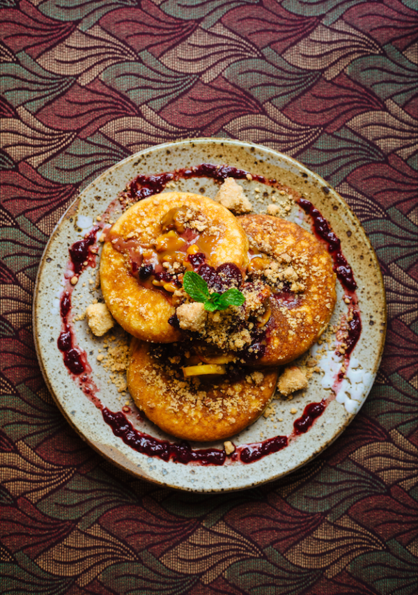 Sajian popular Common Man Fluffy Pancakes bersama pisang karamel, kacang walnut, coulis beri dan sos karamel masin. Foto - Arkib Wanista