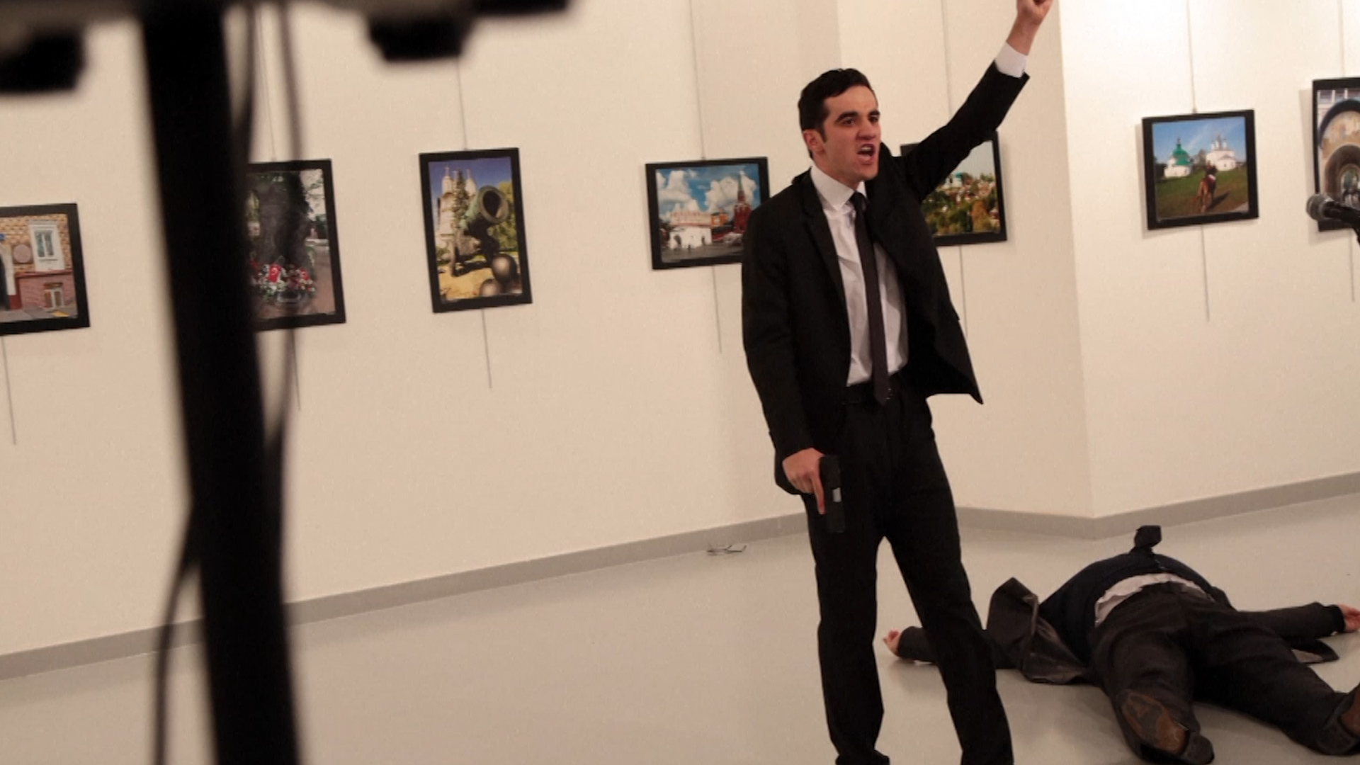 Insiden turut dirakamkan jurufoto yang berada di lokasi untuk pelancaran pertunjukkan seni yang ditaja kedutaan Rusia. Foto - FoxNews