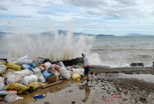 Keadaan pelabuhan yang rosak akibat taufan Nock-Ten melanda Madini, Batangas, Filipina, semalam. Foto - REUTERS
