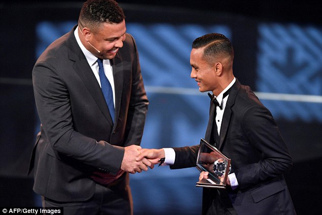 Anugerah disampaikan oleh lagenda bola sepak Brazil dan dunia, Ronaldo. Foto - Daily Mail