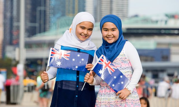 Gambar asal dua kanak-kanak berhijab memegang bendera Australia. Foto - The Guardian