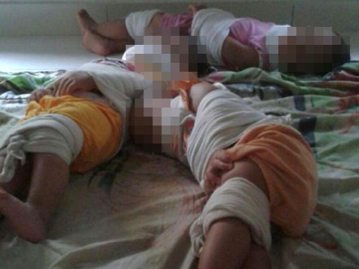 GAMBAR tiga kanak-kanak yang diikat dan dipercayai didera. Foto - Berita Harian