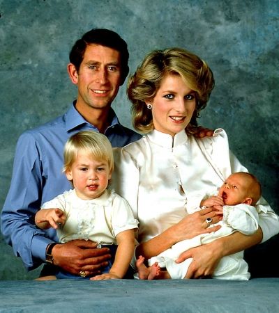 Gambar keluarga bahagia mendiang Puteri Diana bersama suaminya Putera Charles dan dua anak lelakinya Prince William (kiri) dan Prince Henry(kanan). Sumber: vanidades.com