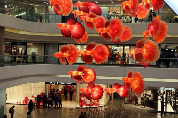 Dekorasi indah sempena Tahun Baru Cina di sebuah pusat membeli-belah terkemuka di Hong Kong pada tahun 2014. Sumber: chinadaily.com.cn/Xinhua