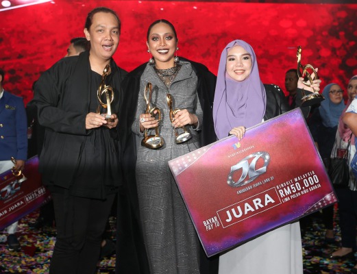 JUARA AJL31, Dayang Nurfaizah (tengah)bersama penulis lirik, Iman Imran (kiri) dan Natasha pada Anugerah Juara Lagu (AJL) 31 di Pusat Dagangan Dunia Putra (PWTC), Kuala Lumpur. - Foto NSTP/Halimaton Saadiah Sulaiman
