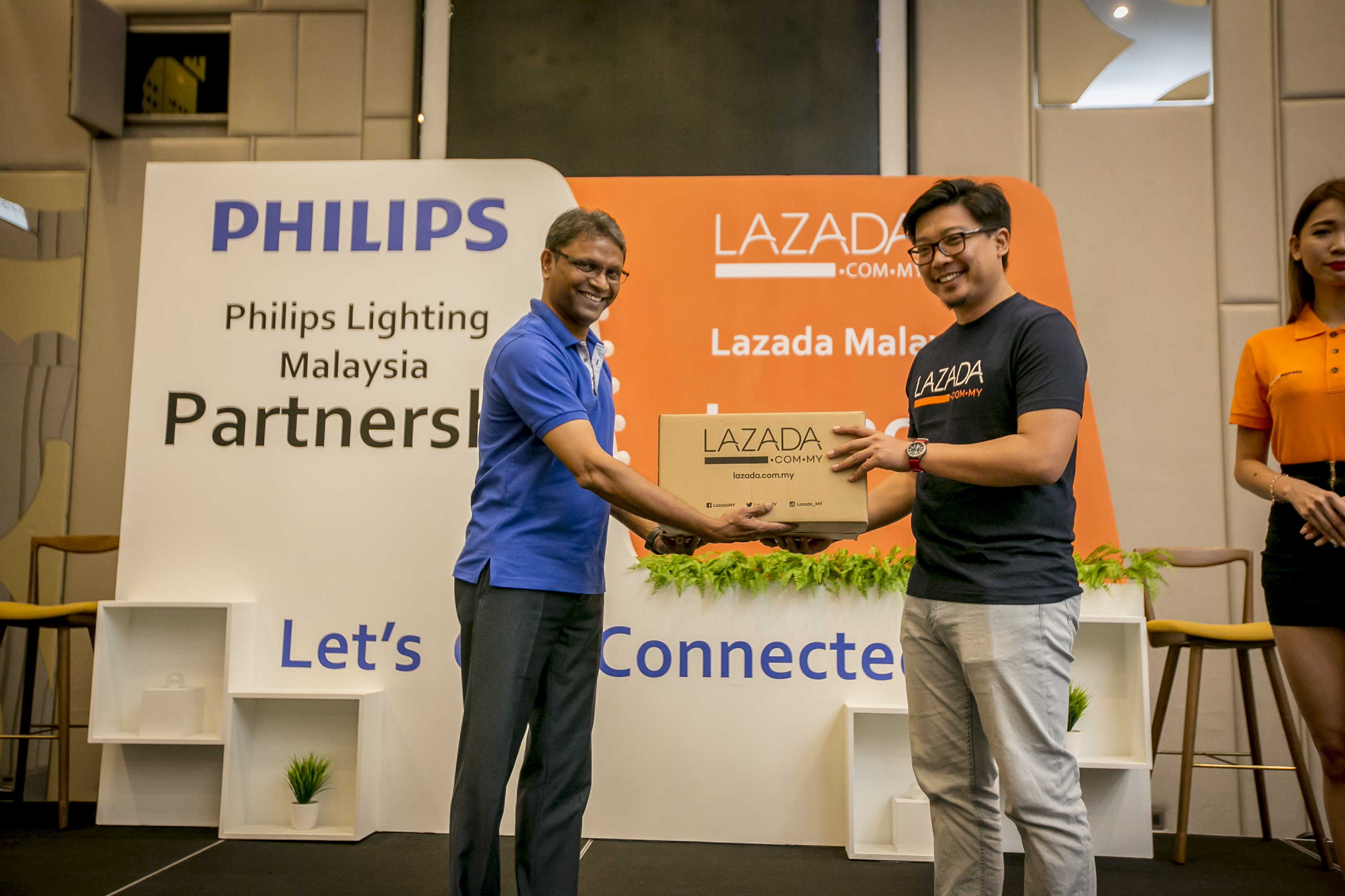 Kerjasama antara pihak Philips Lighting dan Lazada Malaysia. Foto - arkib Wanista.com