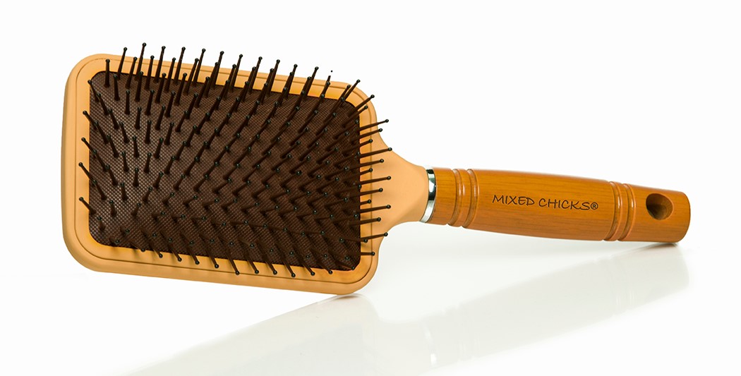Paddle brush untuk rambut lurus. Foto - Mixed Chicks 