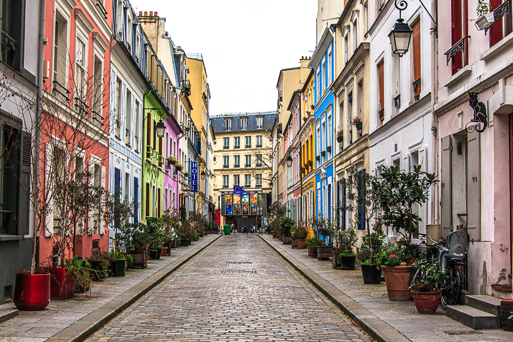 Известные улицы стран. Франция улица rue Crémieux. Кремье, Париж, Франция. Улица Broca Париж. Живописная Crémieux: самая красочная улица Парижа.